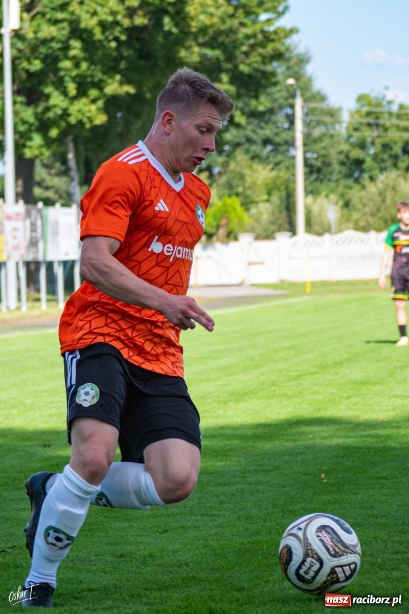Zdjęcie w galerii na portalu naszraciborz.pl: Hat-trick Strzelczyka, dublet Legierskiego. Tworków z pewną wygraną [FOTO] wiadomości z regionu