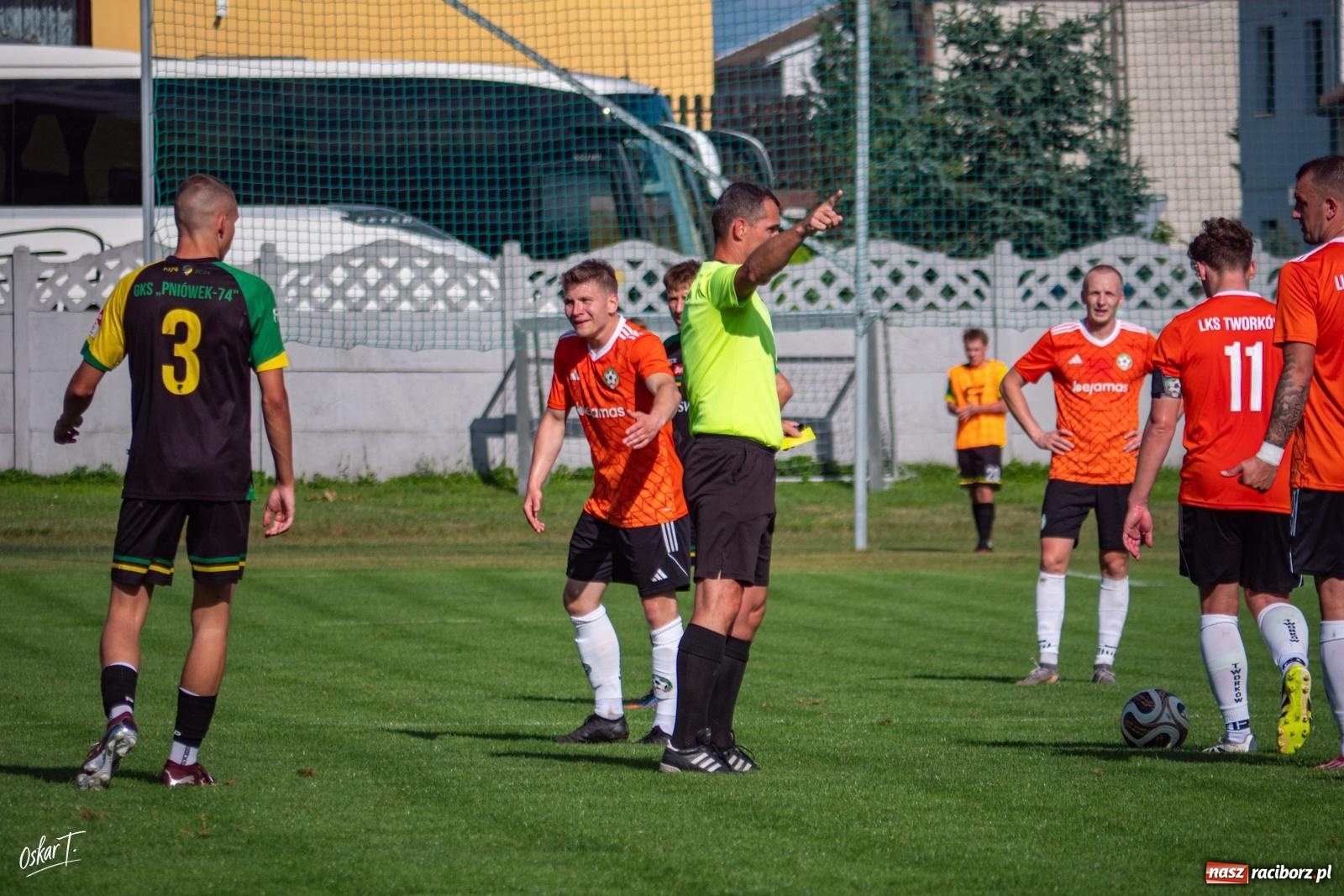 Zdjęcie w galerii na portalu naszraciborz.pl: Hat-trick Strzelczyka, dublet Legierskiego. Tworków z pewną wygraną [FOTO] wiadomości z regionu