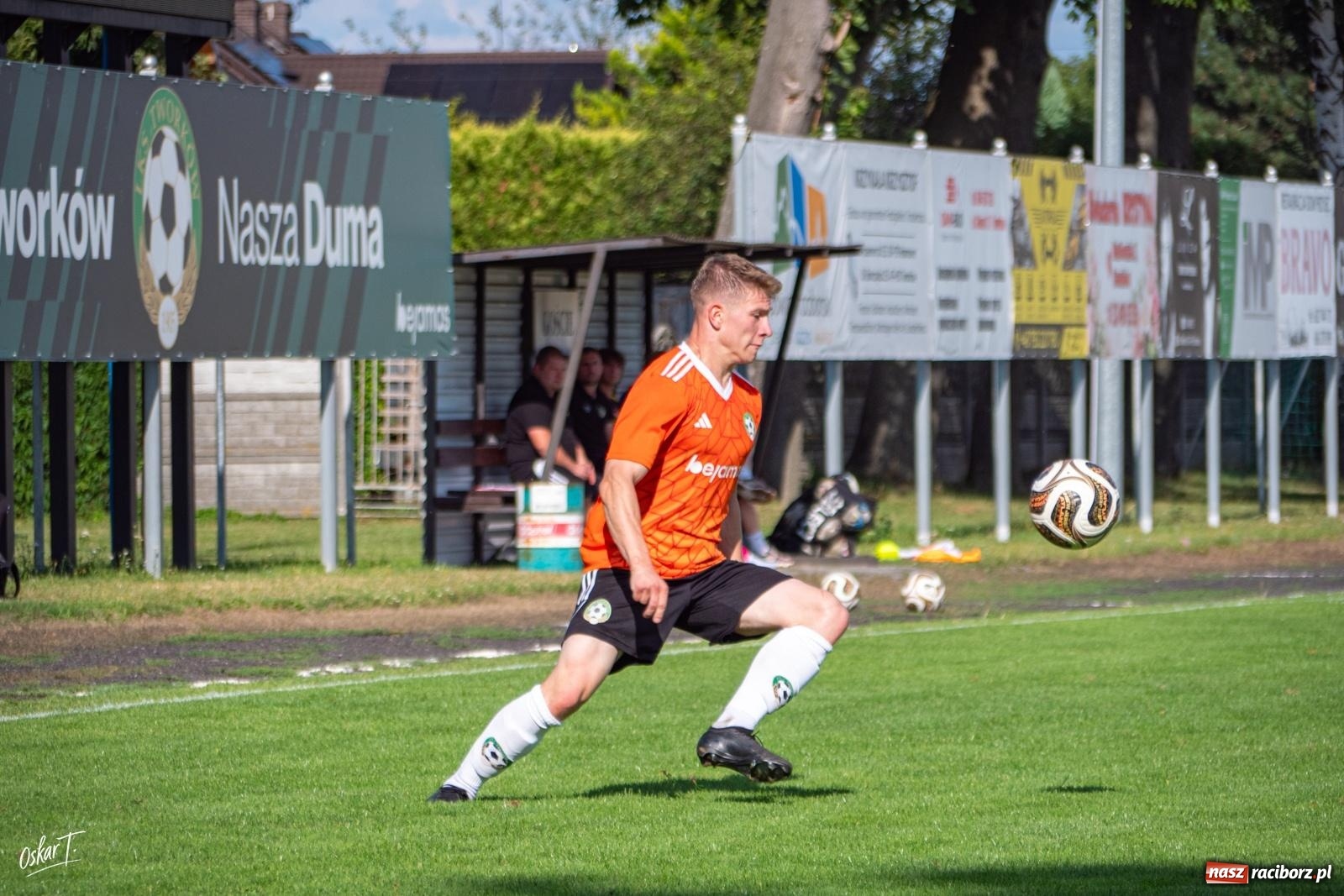 Zdjęcie w galerii na portalu naszraciborz.pl: Hat-trick Strzelczyka, dublet Legierskiego. Tworków z pewną wygraną [FOTO] wiadomości z regionu