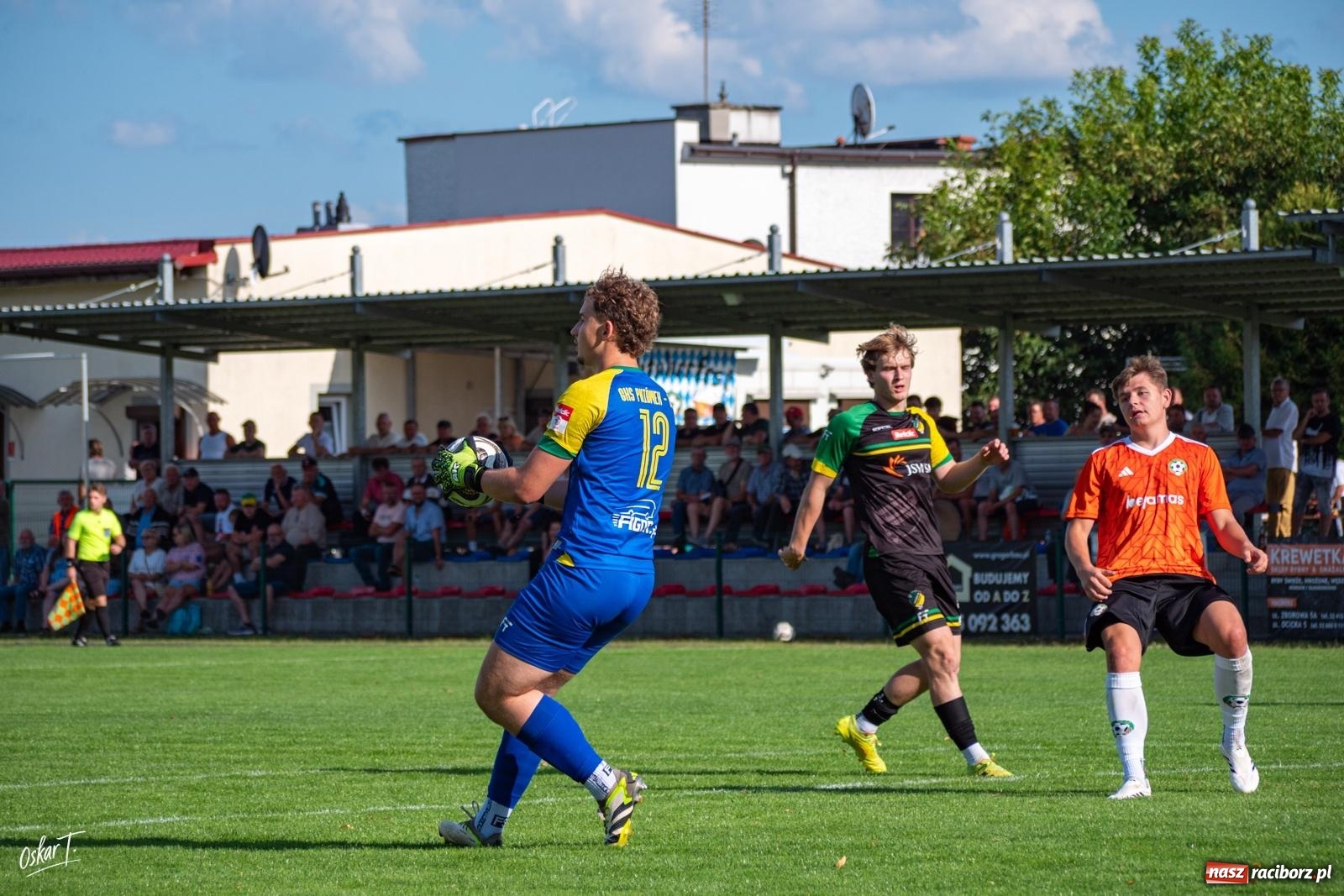 Zdjęcie w galerii na portalu naszraciborz.pl: Hat-trick Strzelczyka, dublet Legierskiego. Tworków z pewną wygraną [FOTO] wiadomości z regionu
