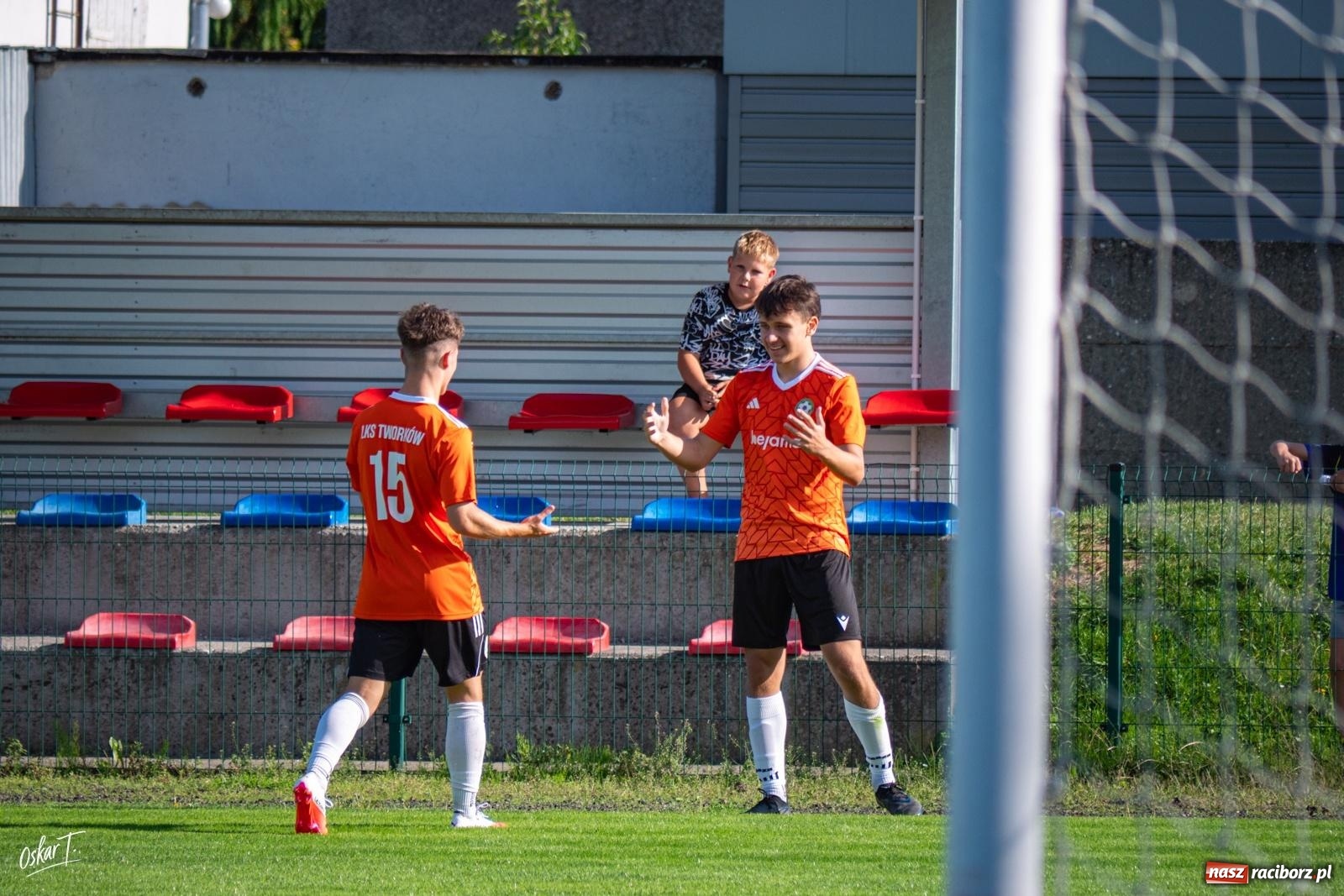 Zdjęcie w galerii na portalu naszraciborz.pl: Hat-trick Strzelczyka, dublet Legierskiego. Tworków z pewną wygraną [FOTO] wiadomości z regionu
