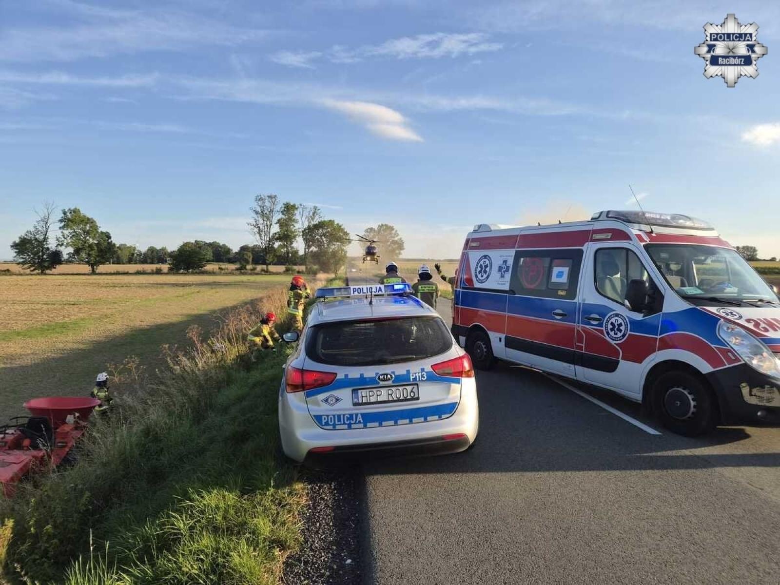 Zdjęcie w galerii na portalu naszraciborz.pl: Dachowanie ciągnika w Tworkowie. Na miejsce wezwano śmigłowiec LPR wiadomości z regionu