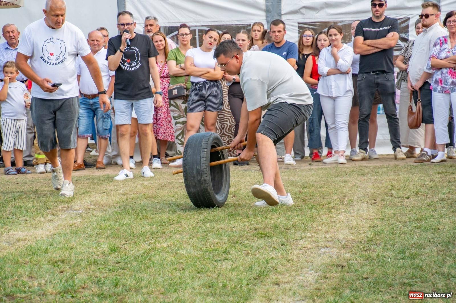 Zdjęcie w galerii na portalu naszraciborz.pl: Opony, woda i bela słomy. W Krzyżanowicach wybrano Super Farmerów Dożynek wiadomości z regionu