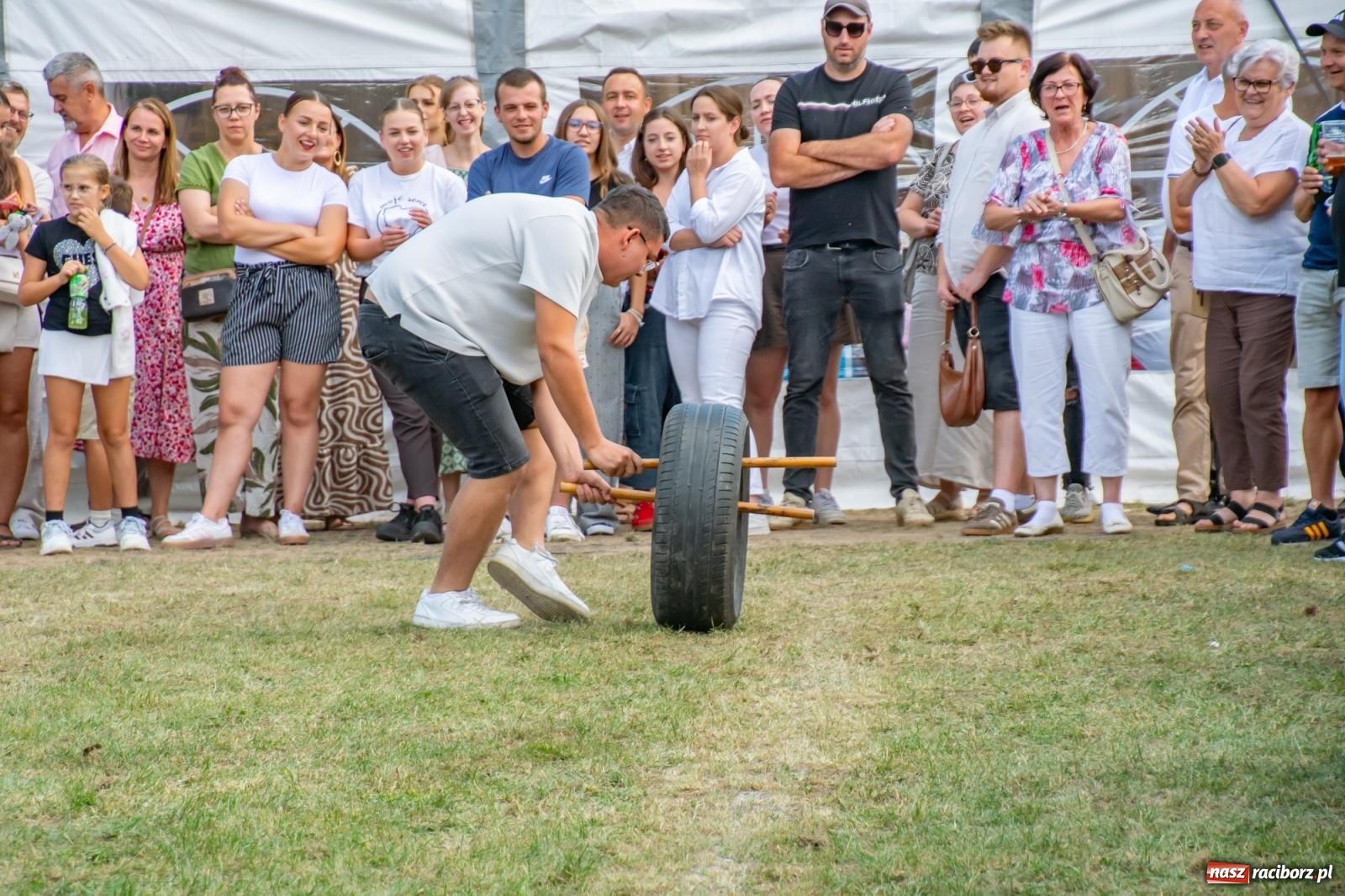 Zdjęcie w galerii na portalu naszraciborz.pl: Opony, woda i bela słomy. W Krzyżanowicach wybrano Super Farmerów Dożynek wiadomości z regionu