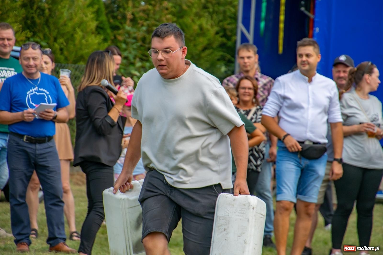 Zdjęcie w galerii na portalu naszraciborz.pl: Opony, woda i bela słomy. W Krzyżanowicach wybrano Super Farmerów Dożynek wiadomości z regionu