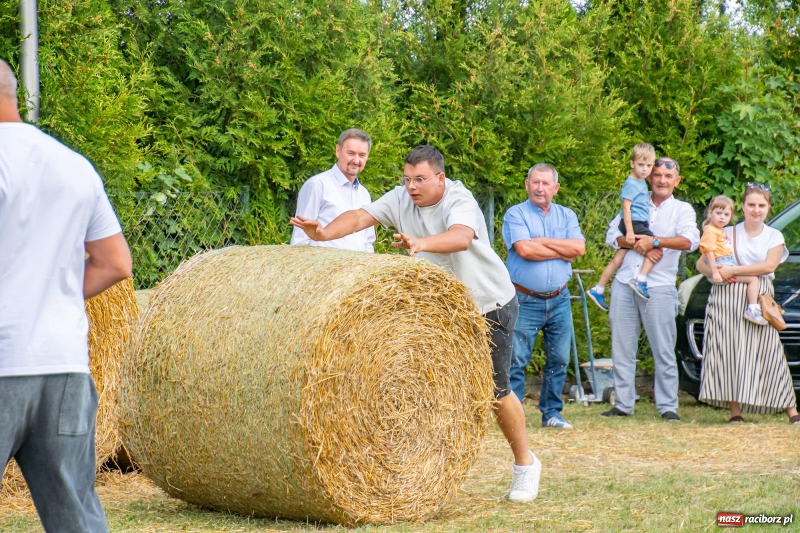 Zdjęcie w galerii na portalu naszraciborz.pl: Opony, woda i bela słomy. W Krzyżanowicach wybrano Super Farmerów Dożynek wiadomości z regionu
