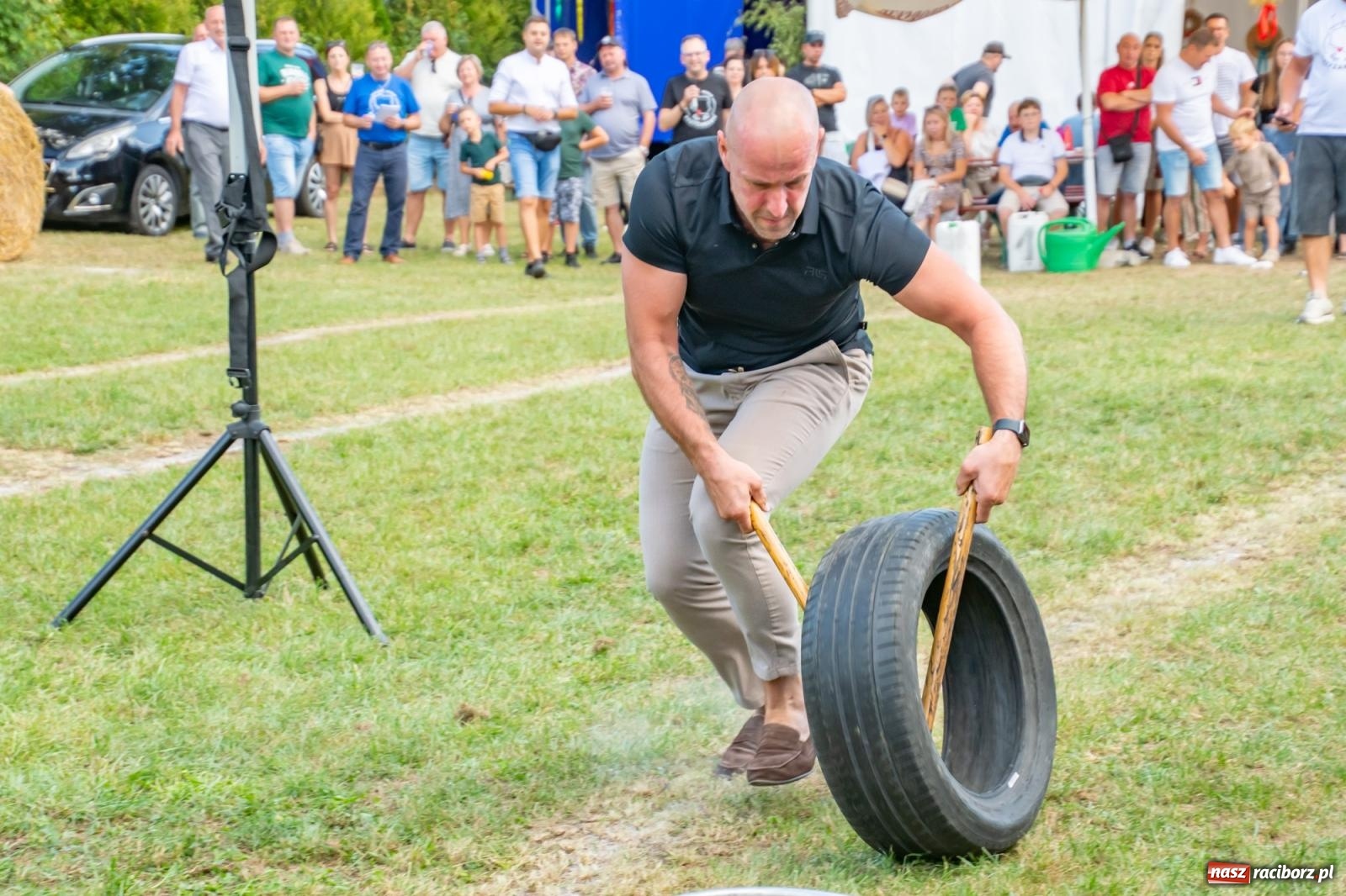 Zdjęcie w galerii na portalu naszraciborz.pl: Opony, woda i bela słomy. W Krzyżanowicach wybrano Super Farmerów Dożynek wiadomości z regionu
