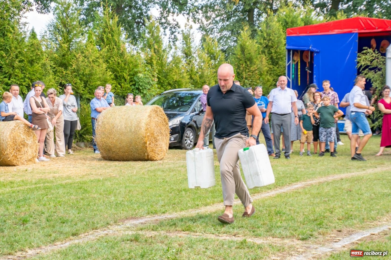 Zdjęcie w galerii na portalu naszraciborz.pl: Opony, woda i bela słomy. W Krzyżanowicach wybrano Super Farmerów Dożynek wiadomości z regionu