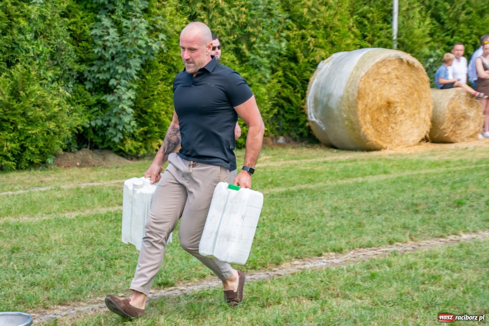 Zdjęcie w galerii na portalu naszraciborz.pl: Opony, woda i bela słomy. W Krzyżanowicach wybrano Super Farmerów Dożynek wiadomości z regionu