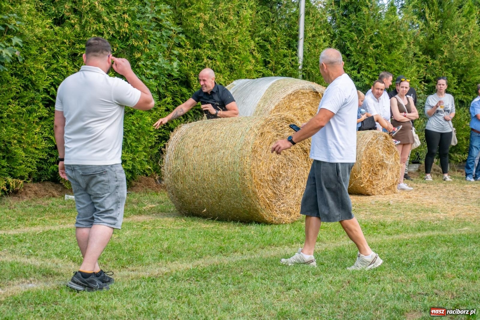 Zdjęcie w galerii na portalu naszraciborz.pl: Opony, woda i bela słomy. W Krzyżanowicach wybrano Super Farmerów Dożynek wiadomości z regionu