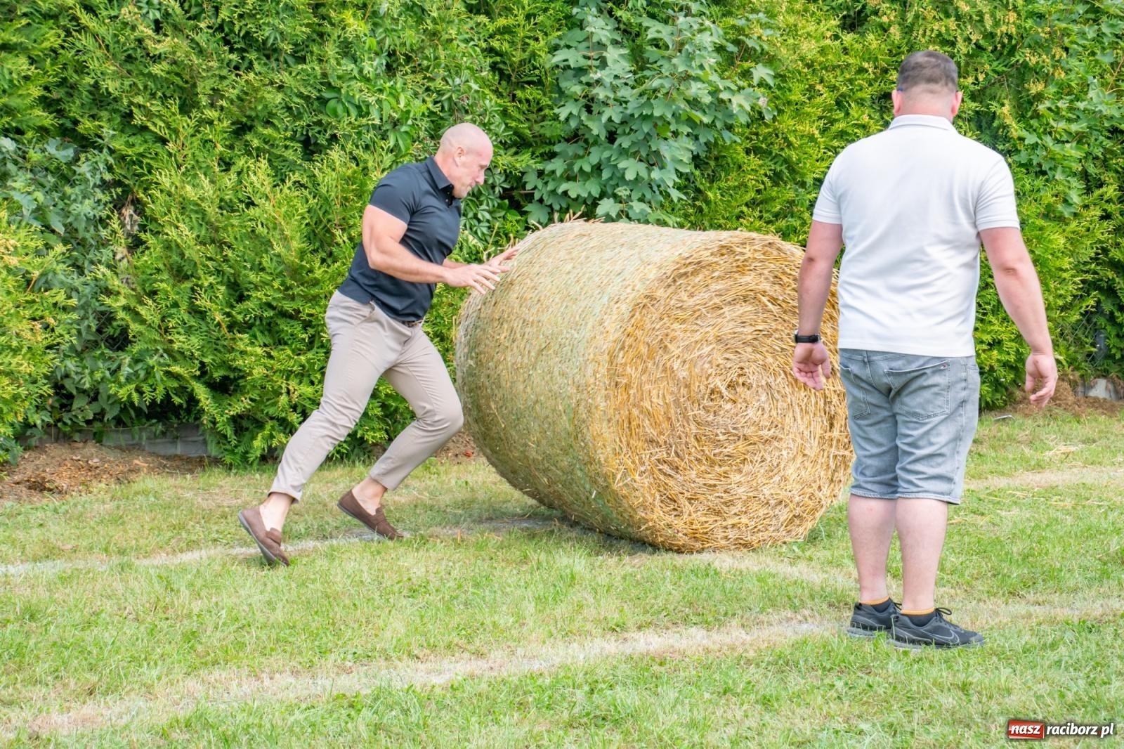 Zdjęcie w galerii na portalu naszraciborz.pl: Opony, woda i bela słomy. W Krzyżanowicach wybrano Super Farmerów Dożynek wiadomości z regionu
