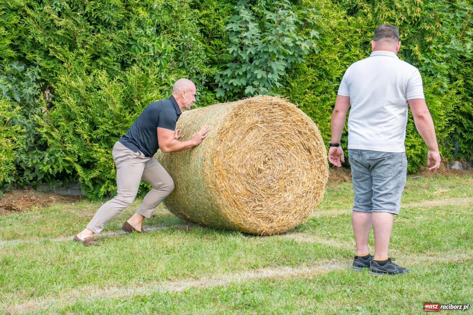 Zdjęcie w galerii na portalu naszraciborz.pl: Opony, woda i bela słomy. W Krzyżanowicach wybrano Super Farmerów Dożynek wiadomości z regionu