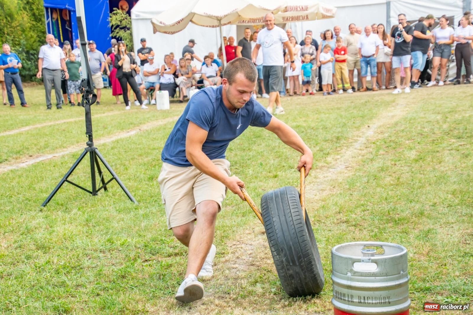 Zdjęcie w galerii na portalu naszraciborz.pl: Opony, woda i bela słomy. W Krzyżanowicach wybrano Super Farmerów Dożynek wiadomości z regionu