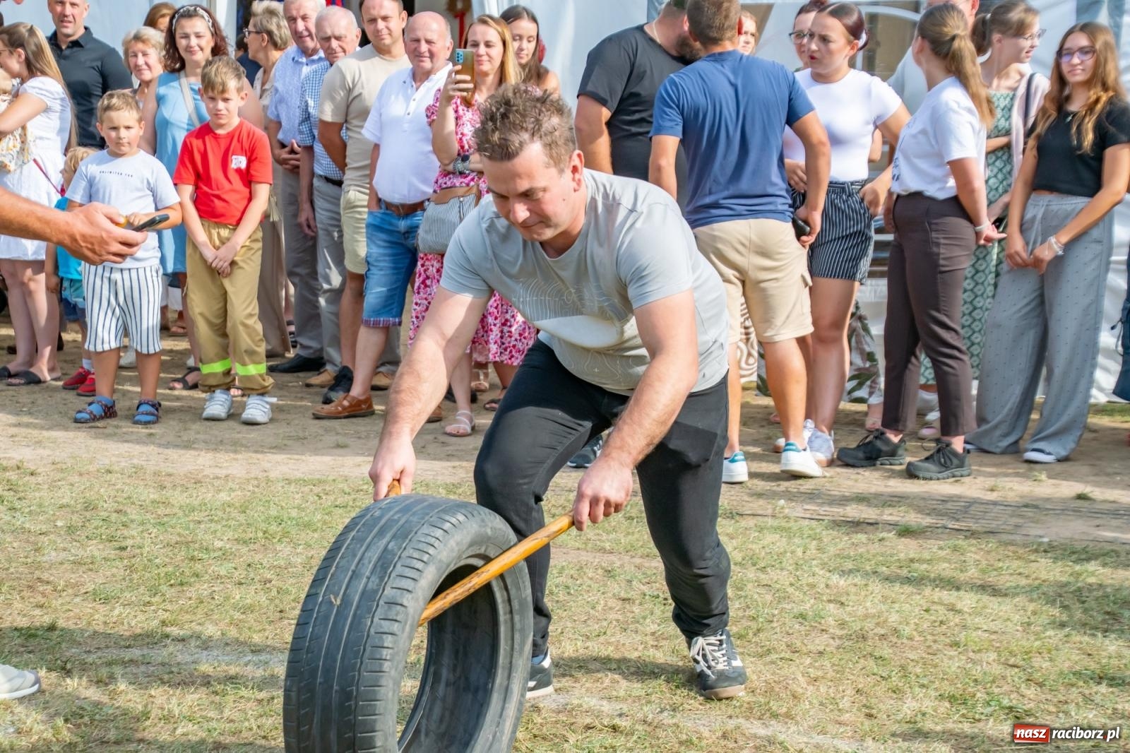 Zdjęcie w galerii na portalu naszraciborz.pl: Opony, woda i bela słomy. W Krzyżanowicach wybrano Super Farmerów Dożynek wiadomości z regionu