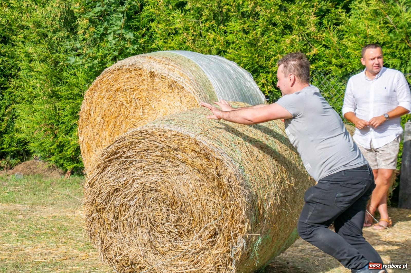 Zdjęcie w galerii na portalu naszraciborz.pl: Opony, woda i bela słomy. W Krzyżanowicach wybrano Super Farmerów Dożynek wiadomości z regionu