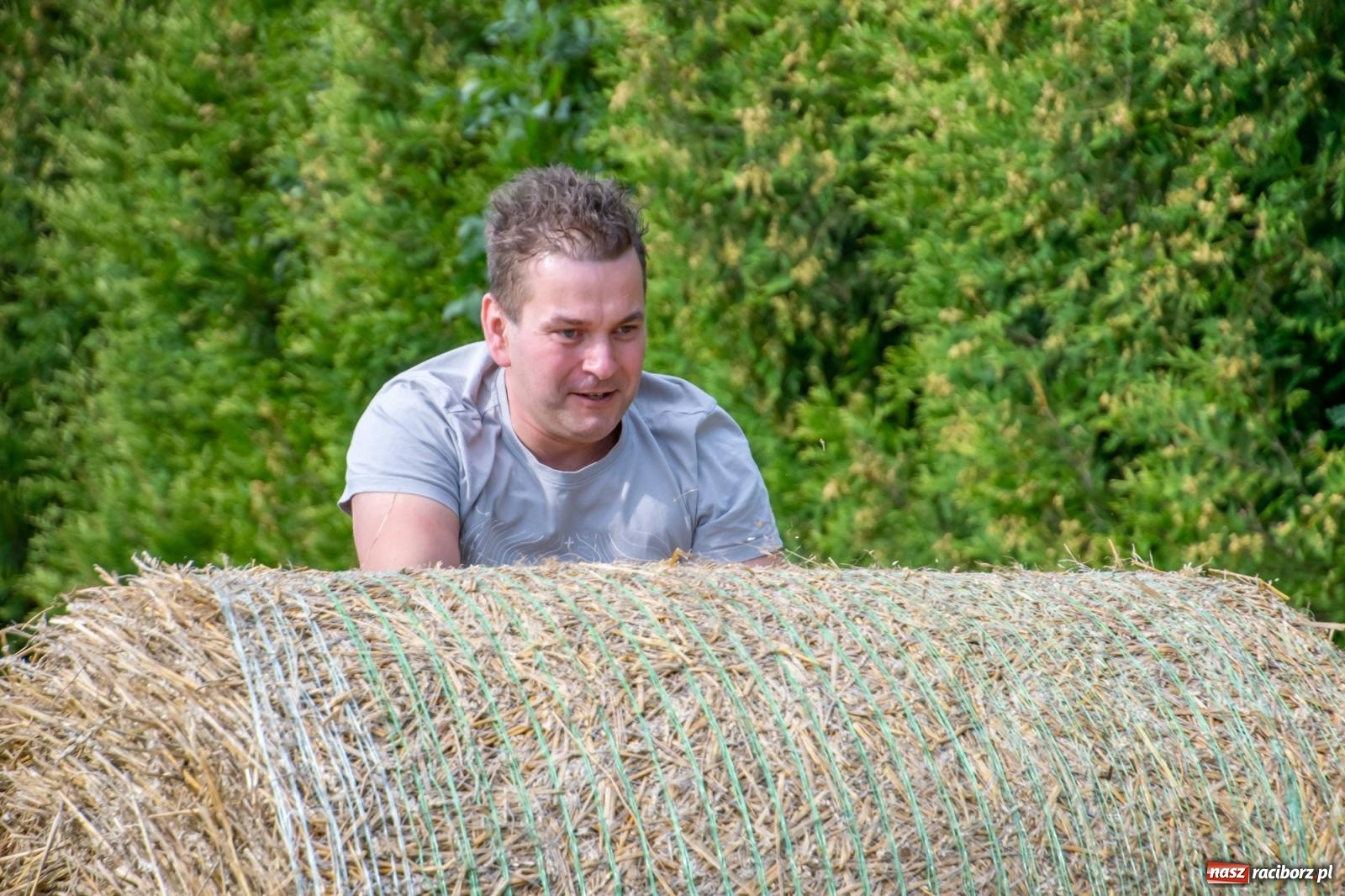 Zdjęcie w galerii na portalu naszraciborz.pl: Opony, woda i bela słomy. W Krzyżanowicach wybrano Super Farmerów Dożynek wiadomości z regionu