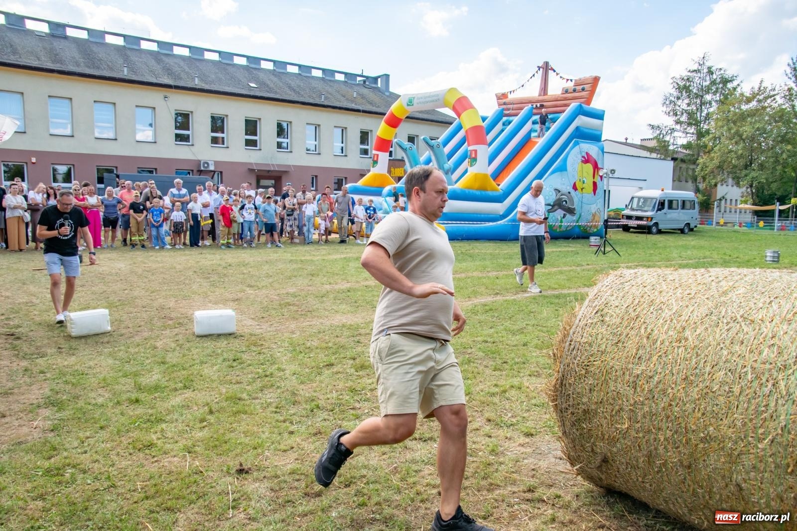 Zdjęcie w galerii na portalu naszraciborz.pl: Opony, woda i bela słomy. W Krzyżanowicach wybrano Super Farmerów Dożynek wiadomości z regionu