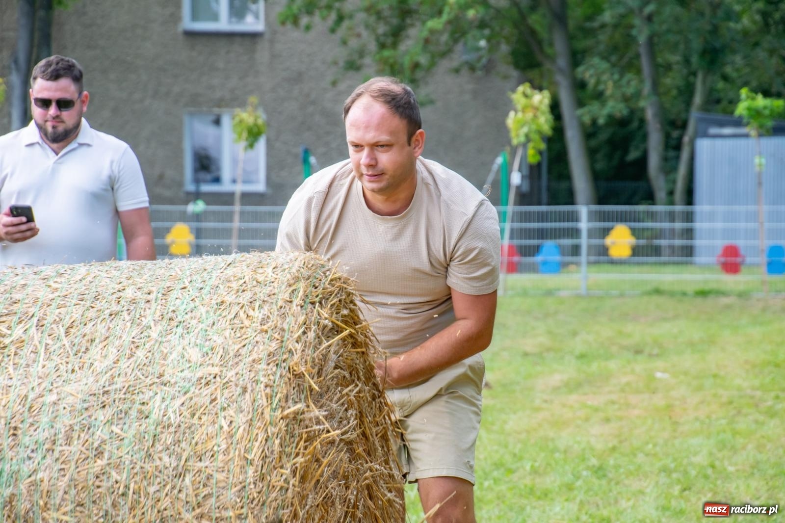 Zdjęcie w galerii na portalu naszraciborz.pl: Opony, woda i bela słomy. W Krzyżanowicach wybrano Super Farmerów Dożynek wiadomości z regionu