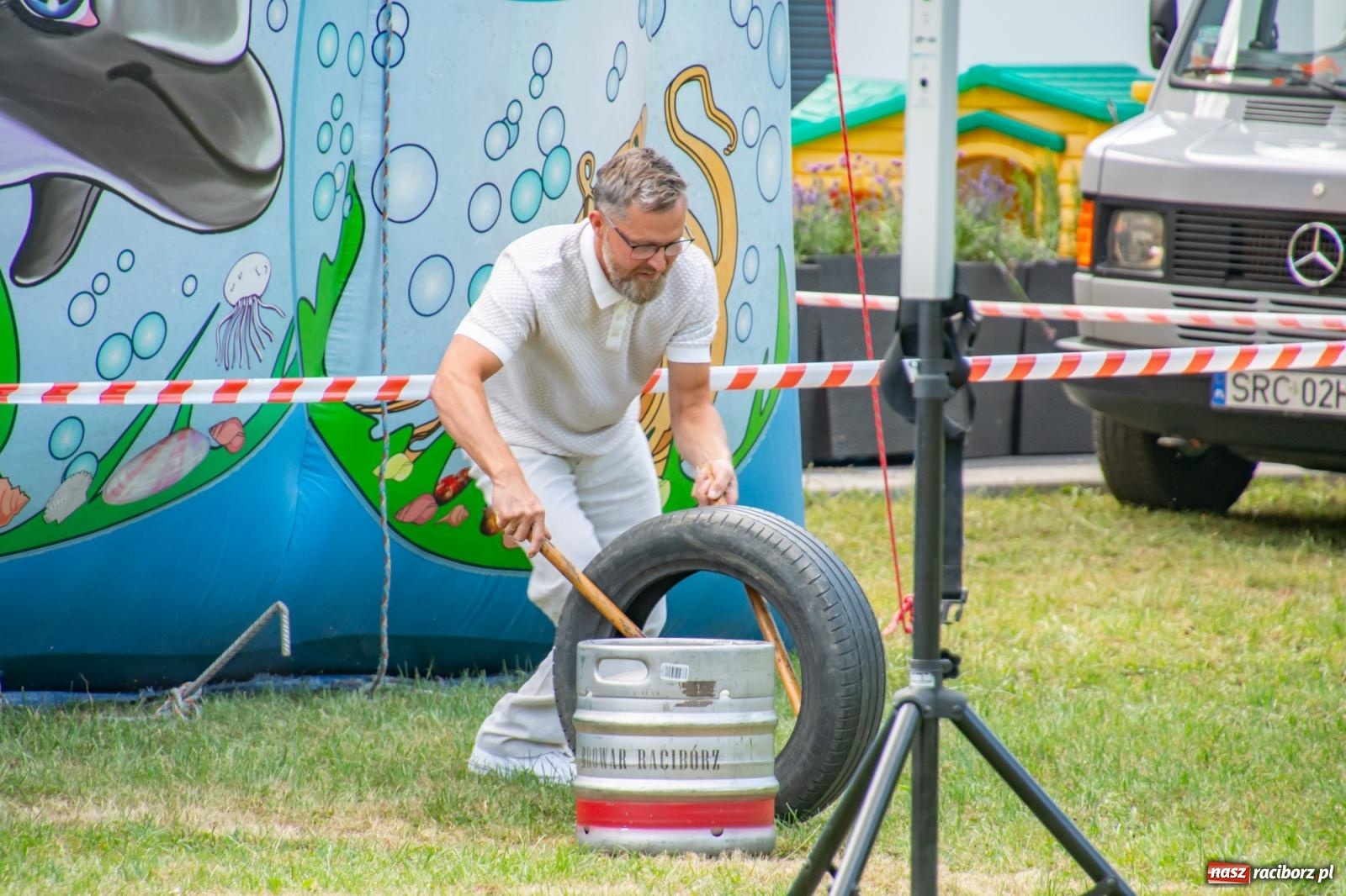 Zdjęcie w galerii na portalu naszraciborz.pl: Opony, woda i bela słomy. W Krzyżanowicach wybrano Super Farmerów Dożynek wiadomości z regionu