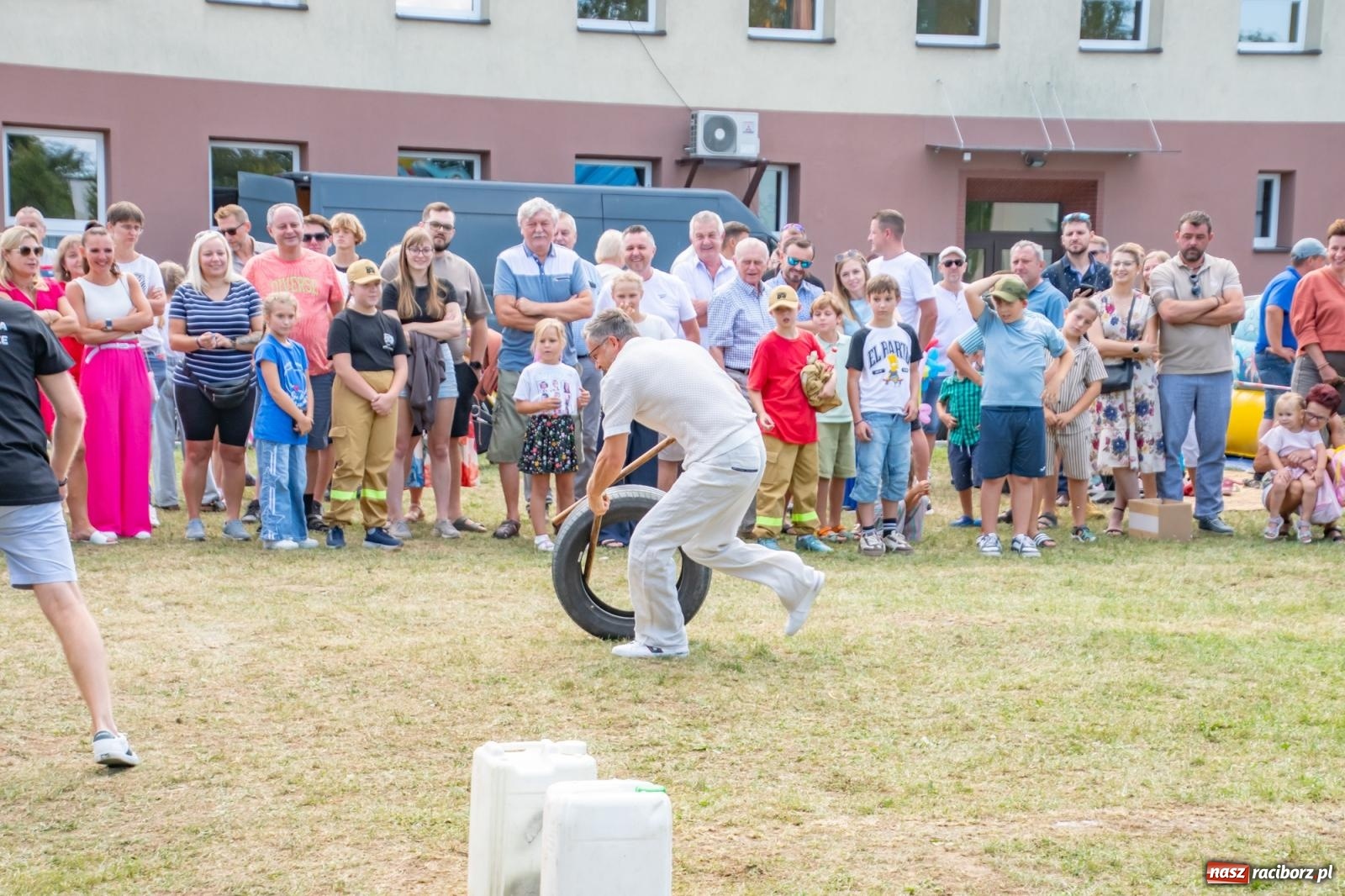Zdjęcie w galerii na portalu naszraciborz.pl: Opony, woda i bela słomy. W Krzyżanowicach wybrano Super Farmerów Dożynek wiadomości z regionu