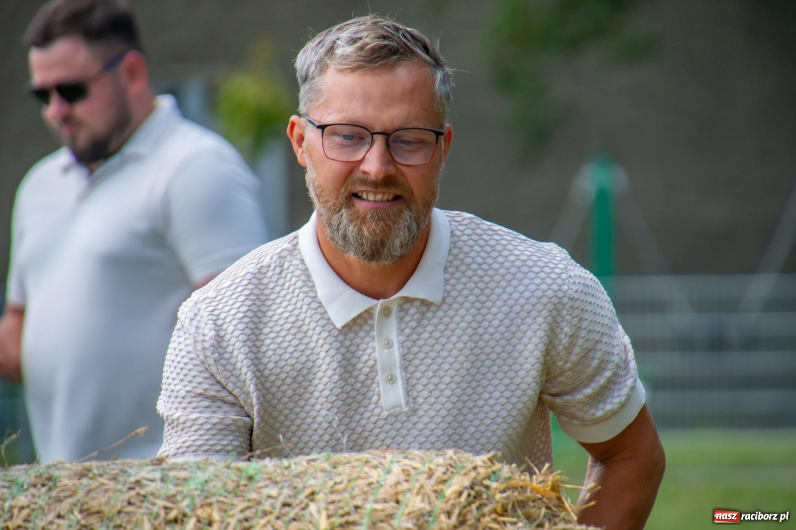 Zdjęcie w galerii na portalu naszraciborz.pl: Opony, woda i bela słomy. W Krzyżanowicach wybrano Super Farmerów Dożynek wiadomości z regionu