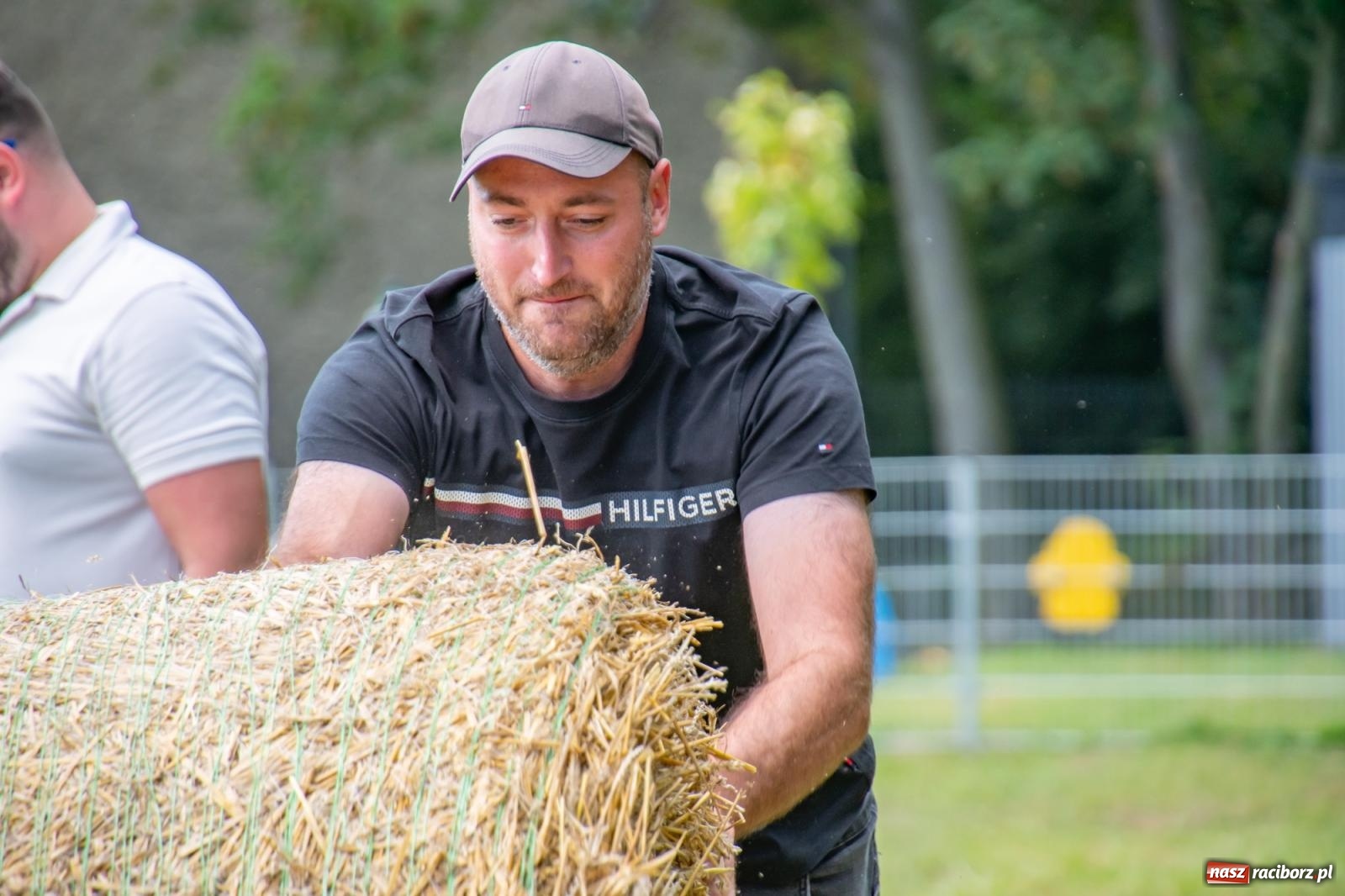 Zdjęcie w galerii na portalu naszraciborz.pl: Opony, woda i bela słomy. W Krzyżanowicach wybrano Super Farmerów Dożynek wiadomości z regionu