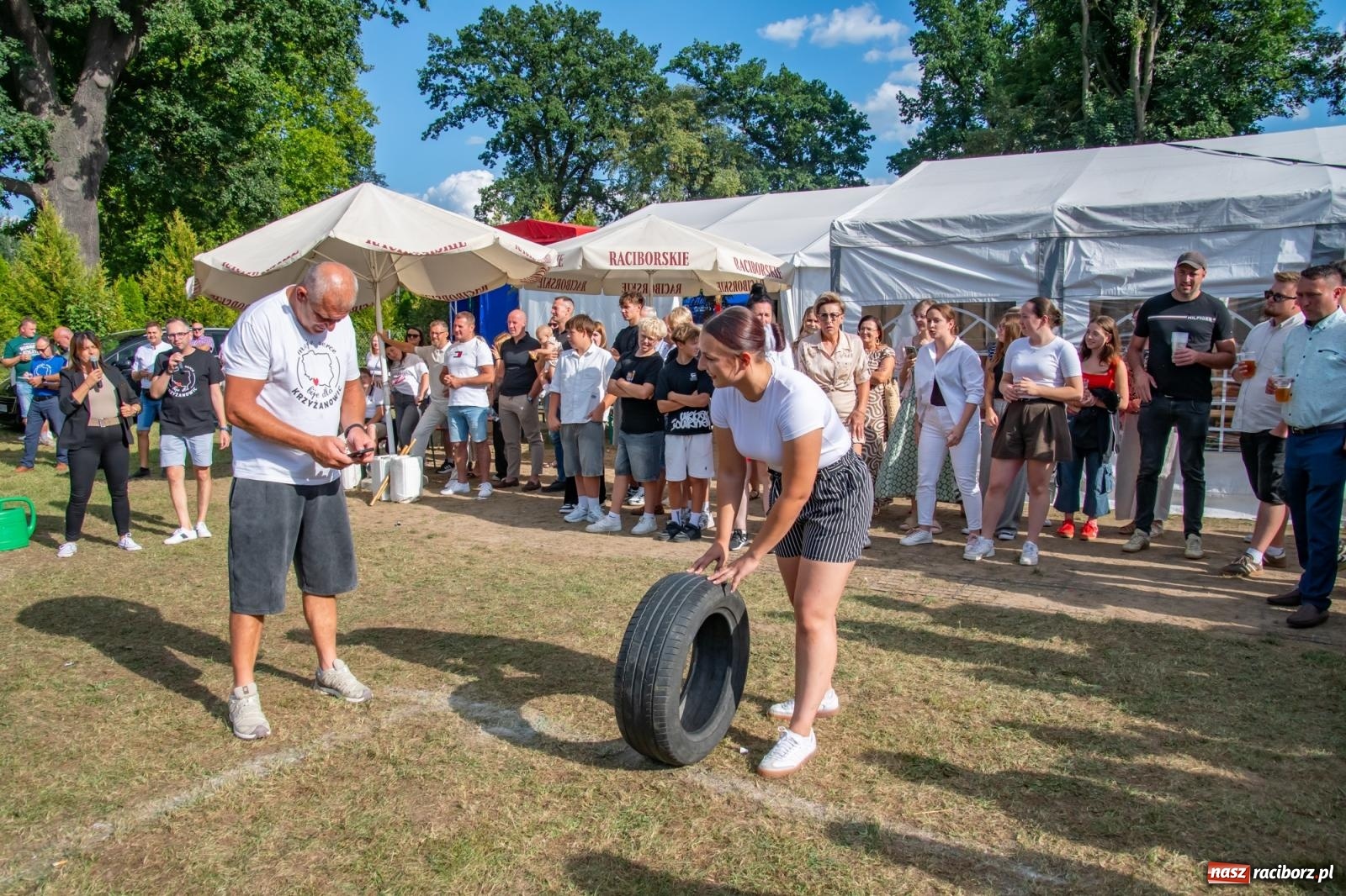 Zdjęcie w galerii na portalu naszraciborz.pl: Opony, woda i bela słomy. W Krzyżanowicach wybrano Super Farmerów Dożynek wiadomości z regionu