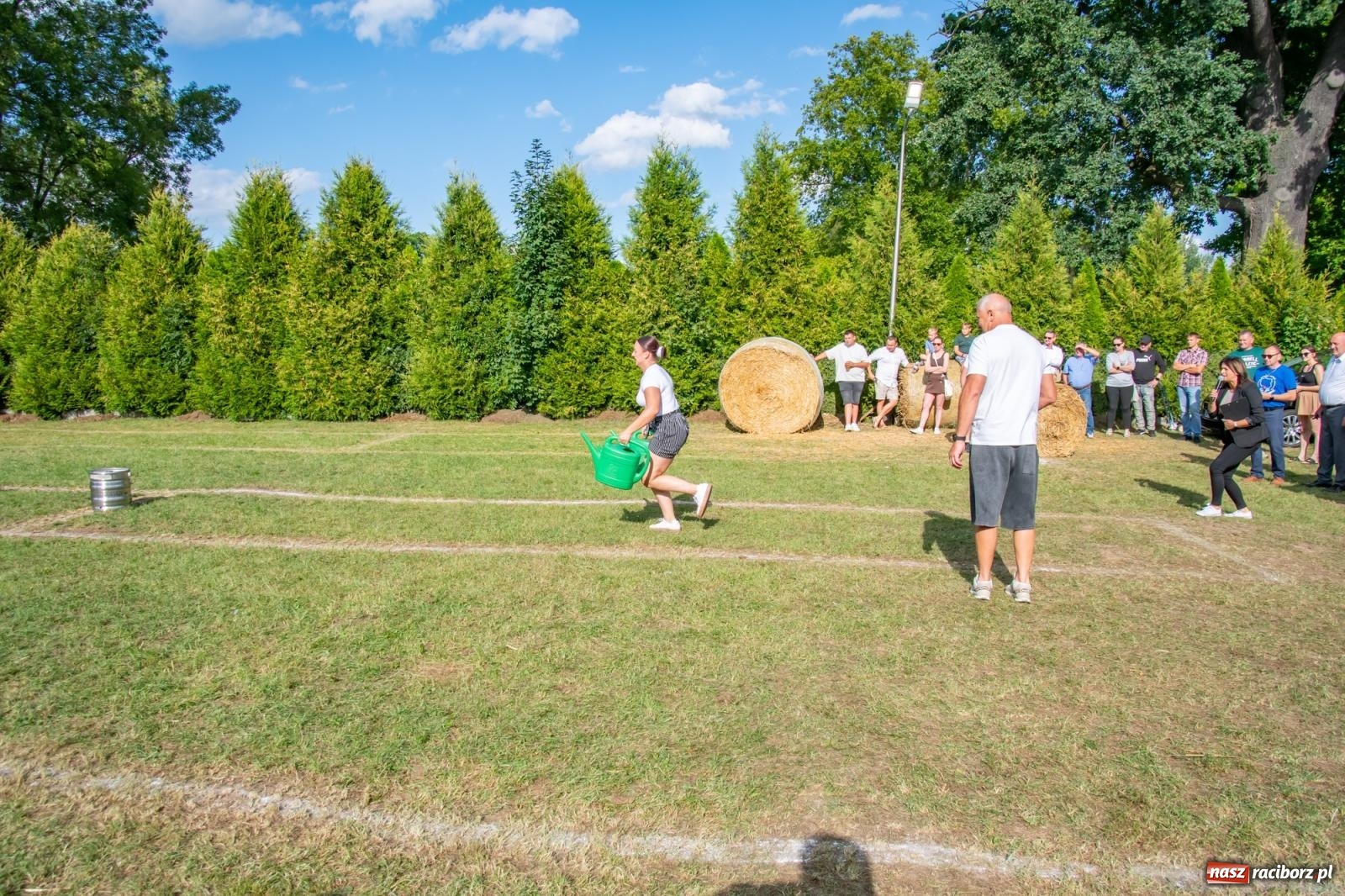 Zdjęcie w galerii na portalu naszraciborz.pl: Opony, woda i bela słomy. W Krzyżanowicach wybrano Super Farmerów Dożynek wiadomości z regionu