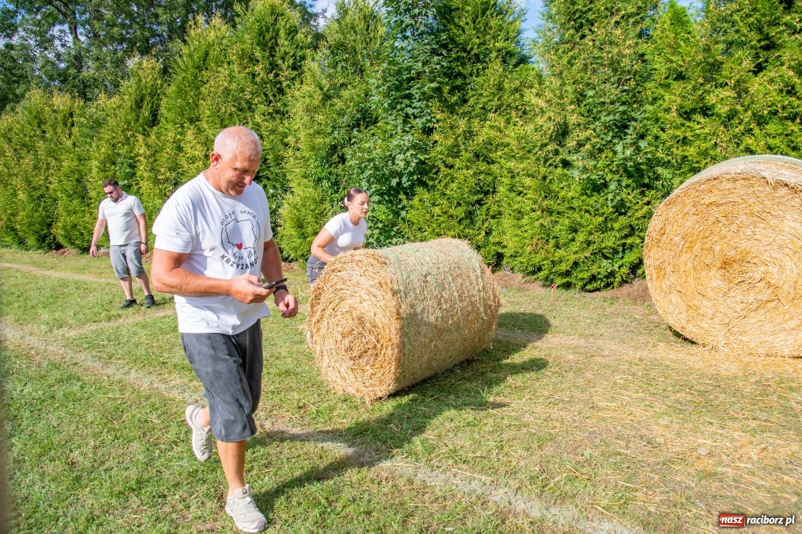 Zdjęcie w galerii na portalu naszraciborz.pl: Opony, woda i bela słomy. W Krzyżanowicach wybrano Super Farmerów Dożynek wiadomości z regionu