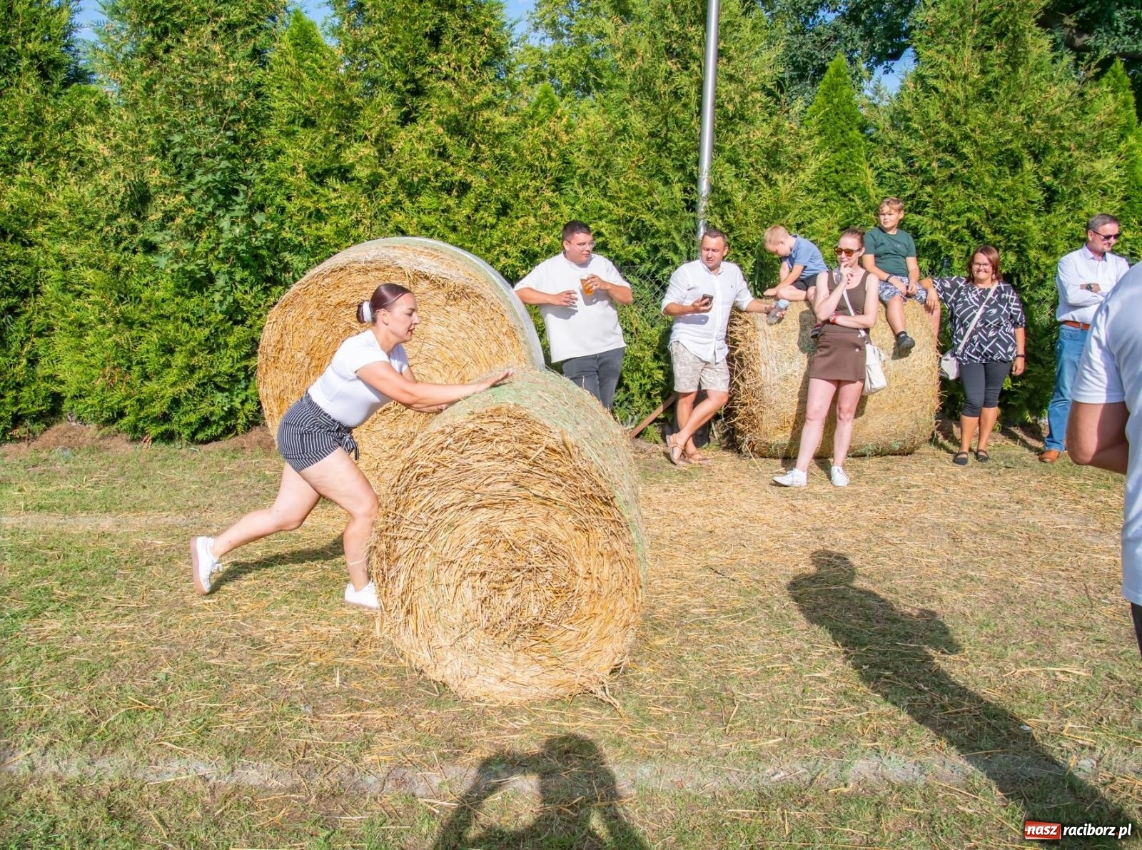 Zdjęcie w galerii na portalu naszraciborz.pl: Opony, woda i bela słomy. W Krzyżanowicach wybrano Super Farmerów Dożynek wiadomości z regionu