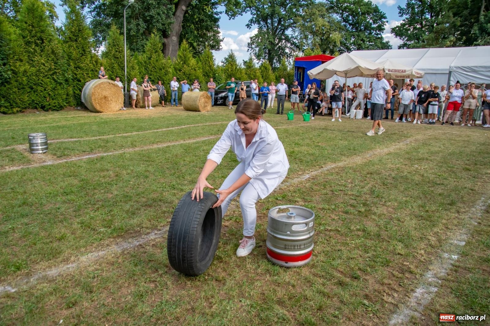 Zdjęcie w galerii na portalu naszraciborz.pl: Opony, woda i bela słomy. W Krzyżanowicach wybrano Super Farmerów Dożynek wiadomości z regionu