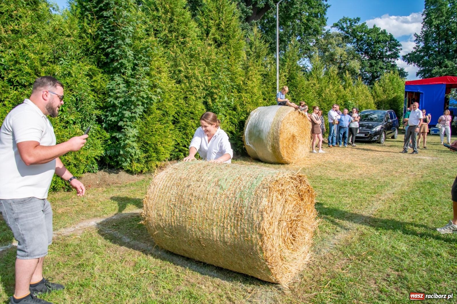 Zdjęcie w galerii na portalu naszraciborz.pl: Opony, woda i bela słomy. W Krzyżanowicach wybrano Super Farmerów Dożynek wiadomości z regionu