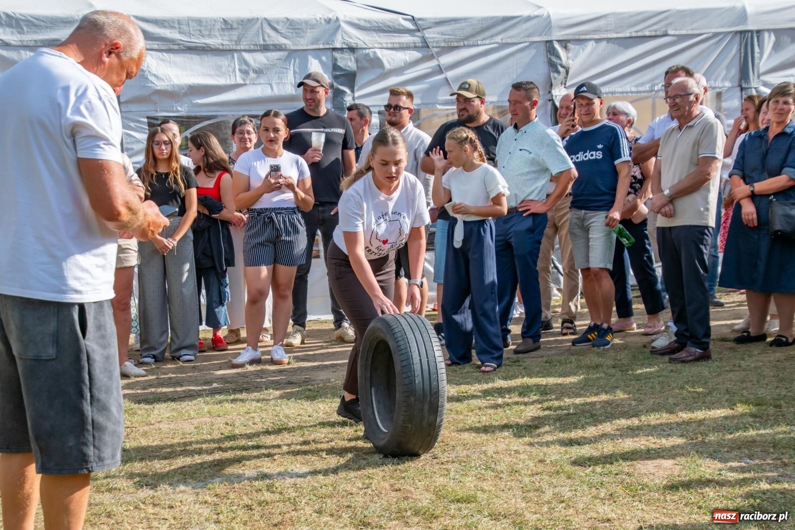 Zdjęcie w galerii na portalu naszraciborz.pl: Opony, woda i bela słomy. W Krzyżanowicach wybrano Super Farmerów Dożynek wiadomości z regionu