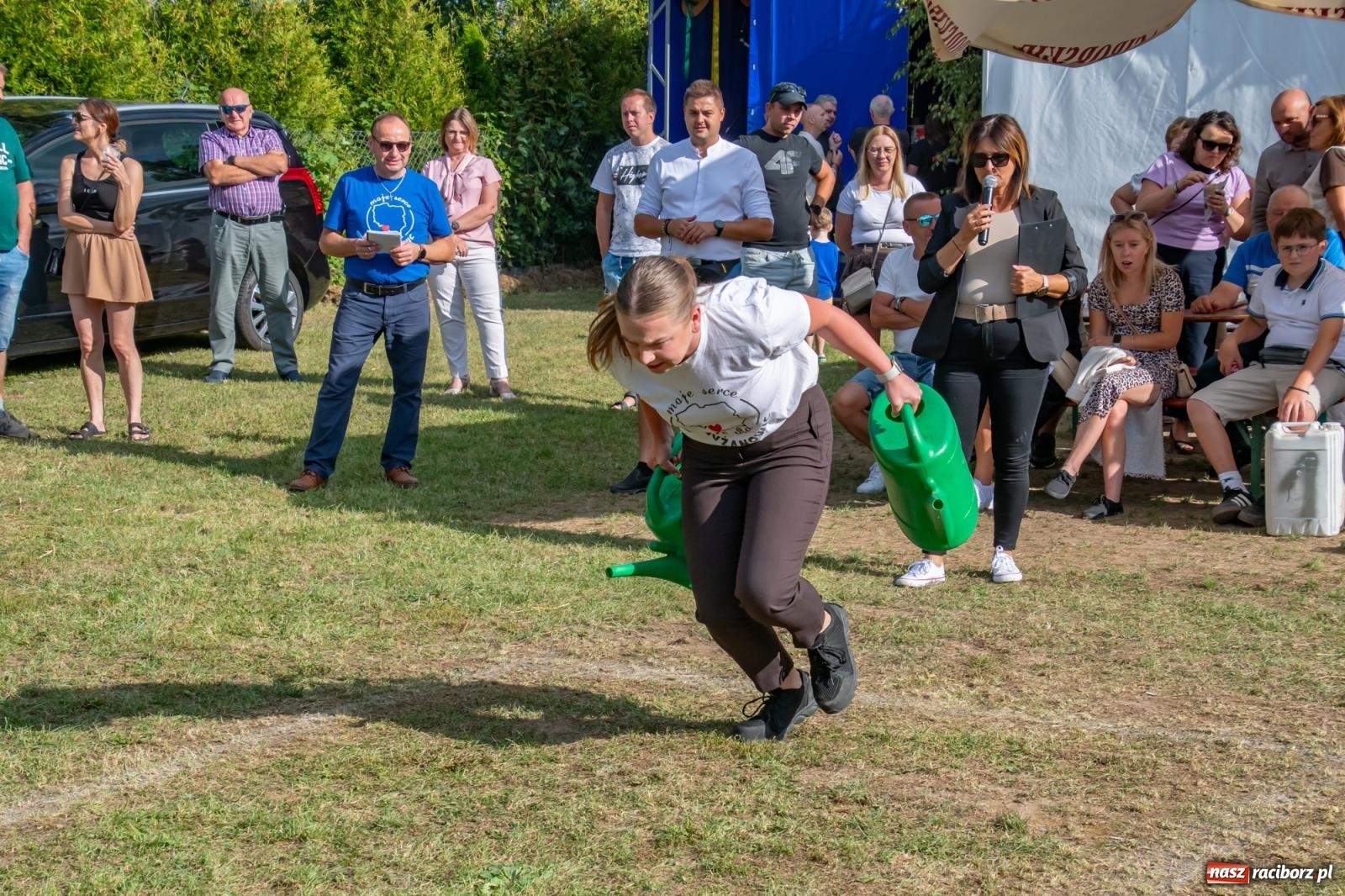 Zdjęcie w galerii na portalu naszraciborz.pl: Opony, woda i bela słomy. W Krzyżanowicach wybrano Super Farmerów Dożynek wiadomości z regionu