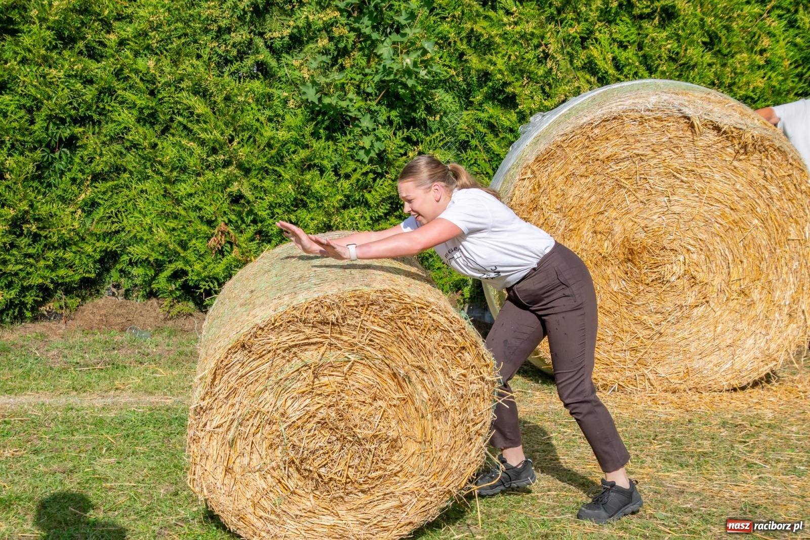 Zdjęcie w galerii na portalu naszraciborz.pl: Opony, woda i bela słomy. W Krzyżanowicach wybrano Super Farmerów Dożynek wiadomości z regionu
