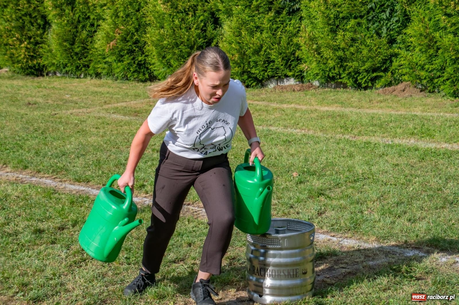 Zdjęcie w galerii na portalu naszraciborz.pl: Opony, woda i bela słomy. W Krzyżanowicach wybrano Super Farmerów Dożynek wiadomości z regionu
