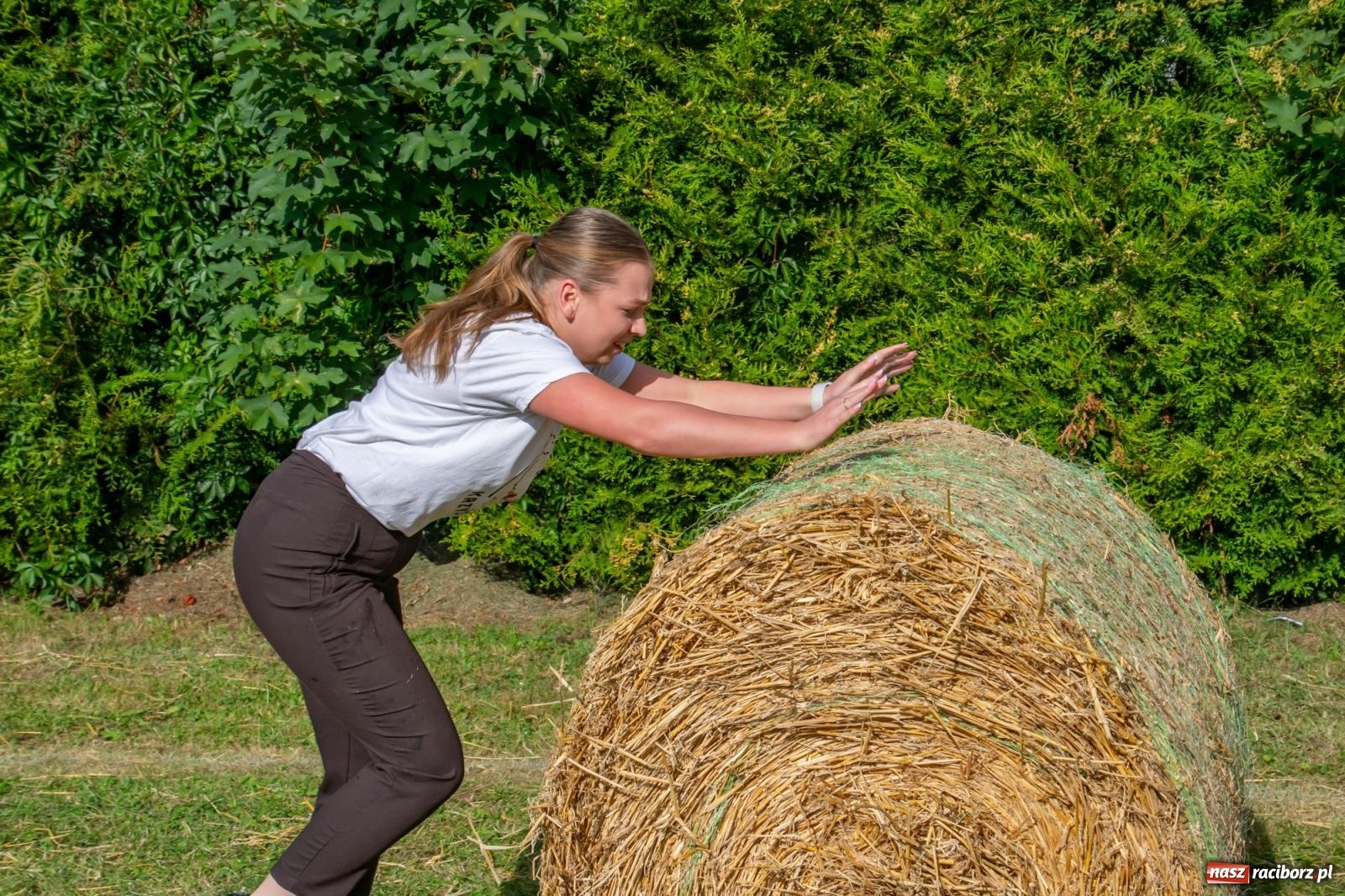 Zdjęcie w galerii na portalu naszraciborz.pl: Opony, woda i bela słomy. W Krzyżanowicach wybrano Super Farmerów Dożynek wiadomości z regionu
