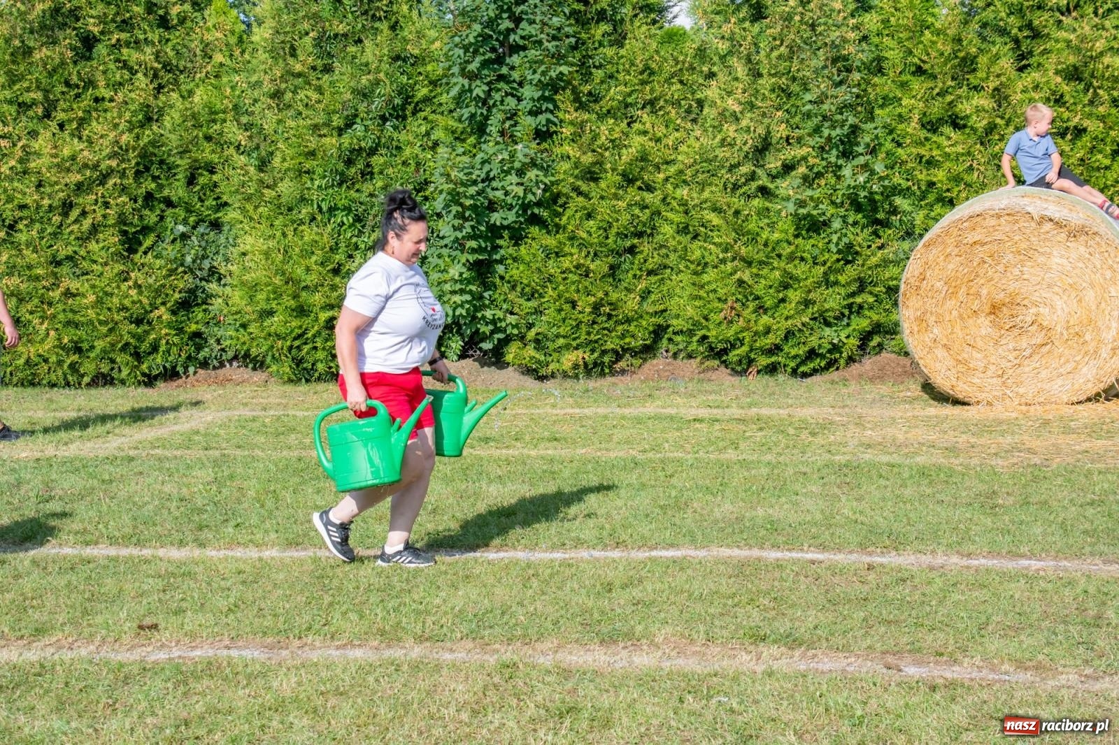 Zdjęcie w galerii na portalu naszraciborz.pl: Opony, woda i bela słomy. W Krzyżanowicach wybrano Super Farmerów Dożynek wiadomości z regionu