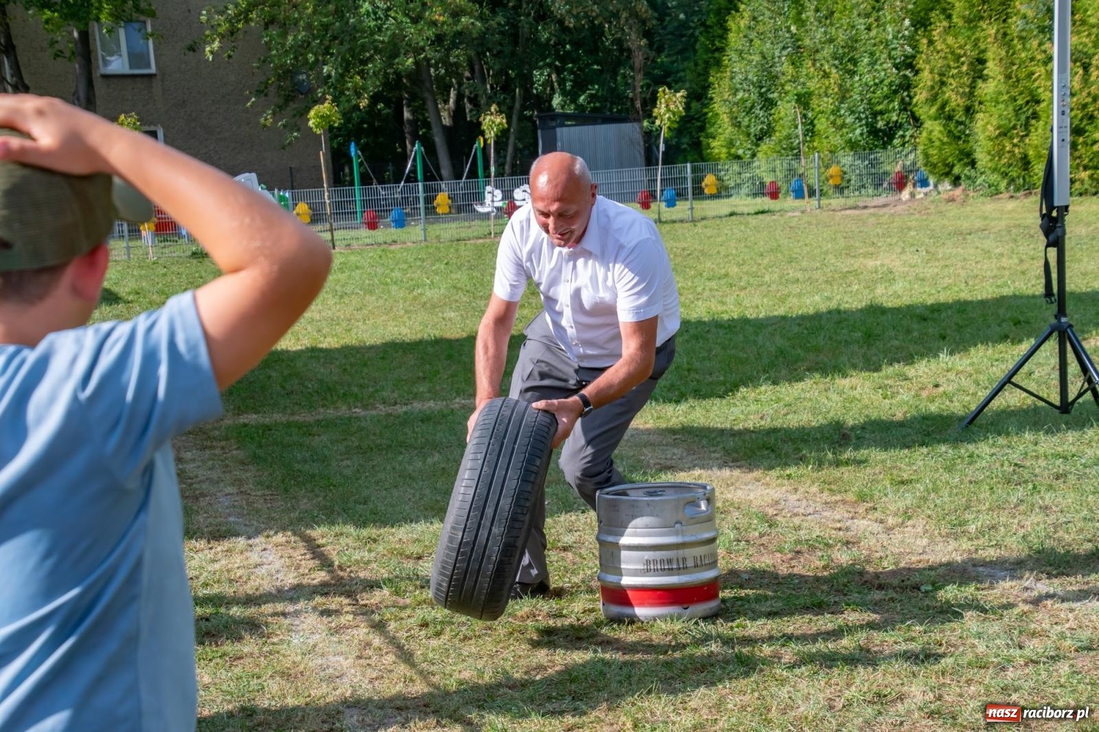 Zdjęcie w galerii na portalu naszraciborz.pl: Opony, woda i bela słomy. W Krzyżanowicach wybrano Super Farmerów Dożynek wiadomości z regionu