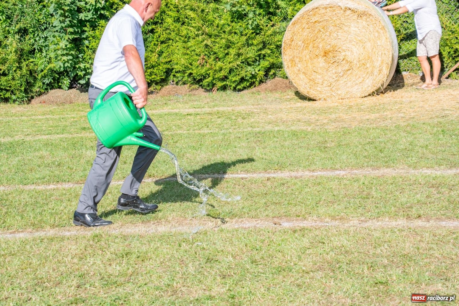 Zdjęcie w galerii na portalu naszraciborz.pl: Opony, woda i bela słomy. W Krzyżanowicach wybrano Super Farmerów Dożynek wiadomości z regionu