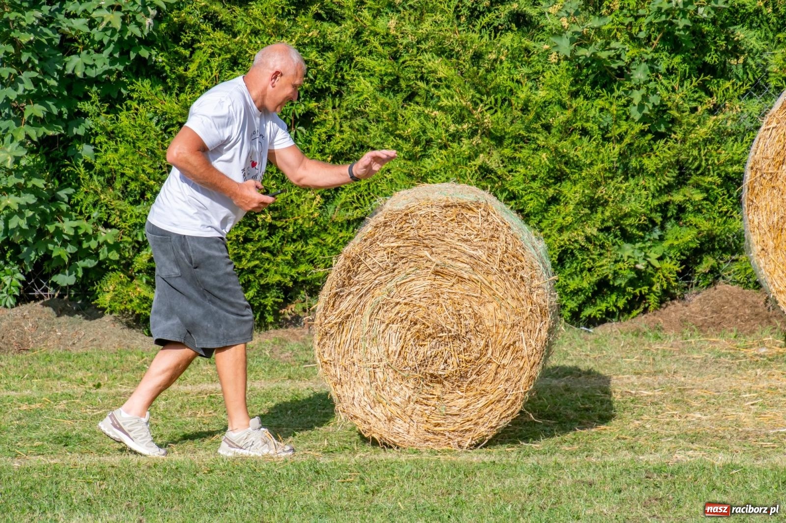 Zdjęcie w galerii na portalu naszraciborz.pl: Opony, woda i bela słomy. W Krzyżanowicach wybrano Super Farmerów Dożynek wiadomości z regionu