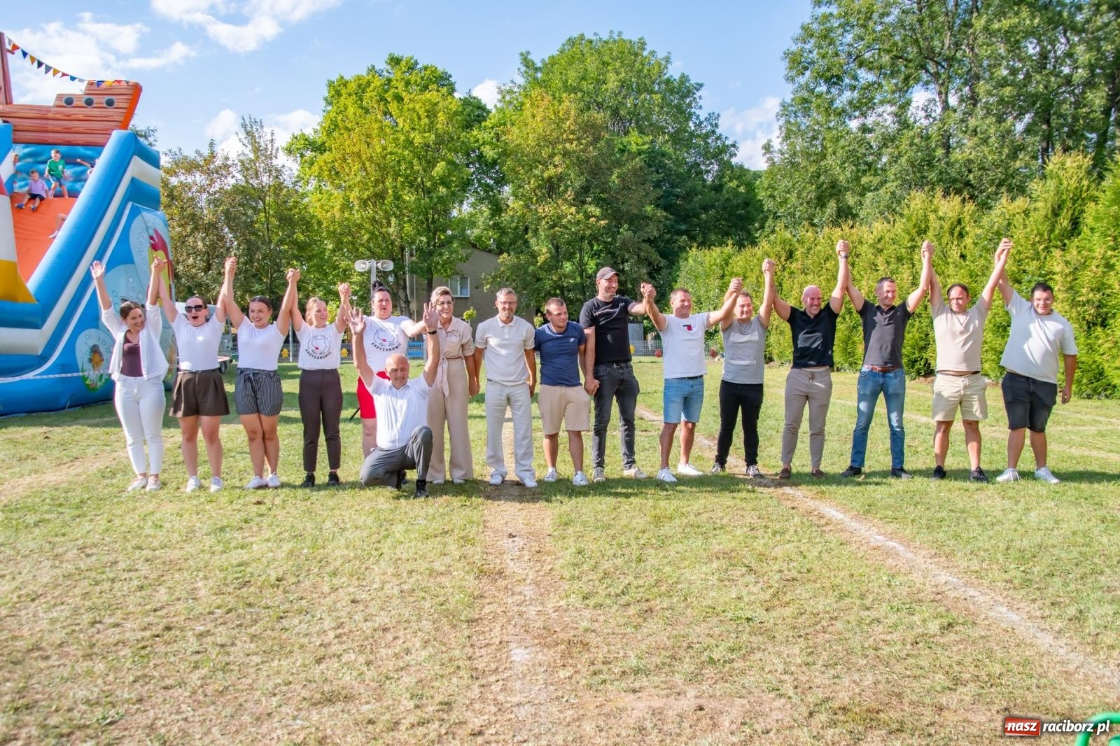 Zdjęcie w galerii na portalu naszraciborz.pl: Opony, woda i bela słomy. W Krzyżanowicach wybrano Super Farmerów Dożynek wiadomości z regionu