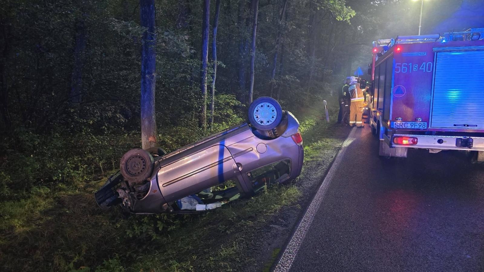Zdjęcie w galerii na portalu naszraciborz.pl: Utrudnienia na DW 919 w Rudach. Dachowanie Renault wiadomości z regionu