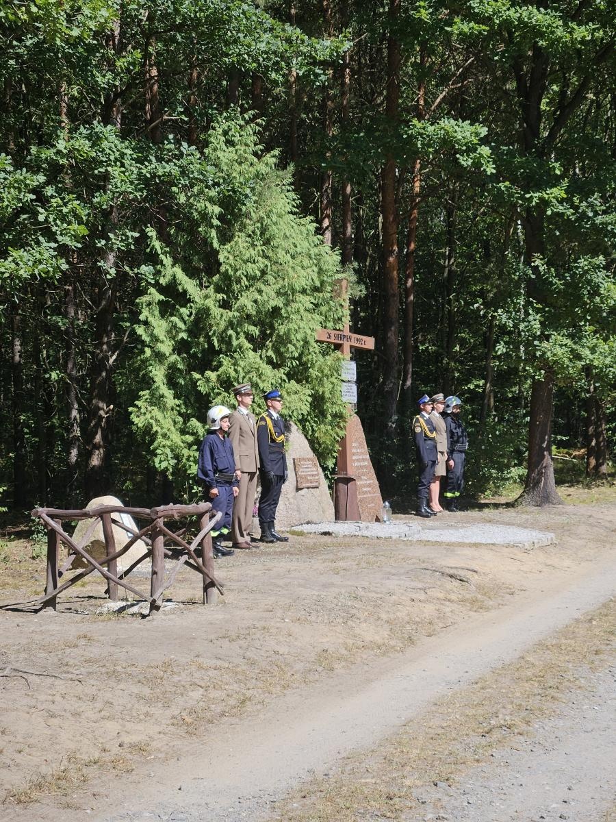 Zdjęcie w galerii na portalu naszraciborz.pl: 34. rocznica największego pożaru lasu w historii powojennej Polski. Oficjalne obchody i pamięć o bohaterach w Kuźni Raciborskiej wiadomości z regionu
