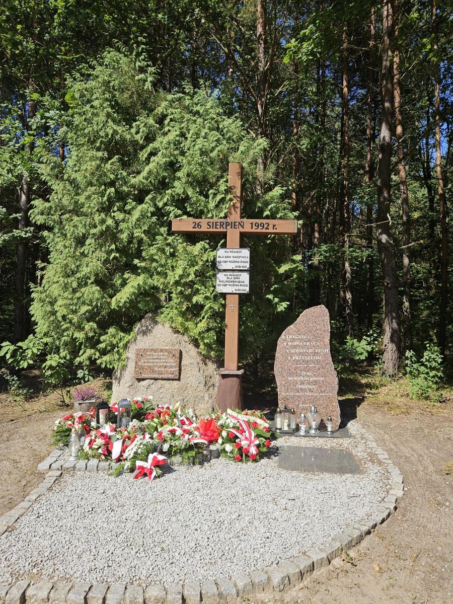 Zdjęcie w galerii na portalu naszraciborz.pl: 34. rocznica największego pożaru lasu w historii powojennej Polski. Oficjalne obchody i pamięć o bohaterach w Kuźni Raciborskiej wiadomości z regionu