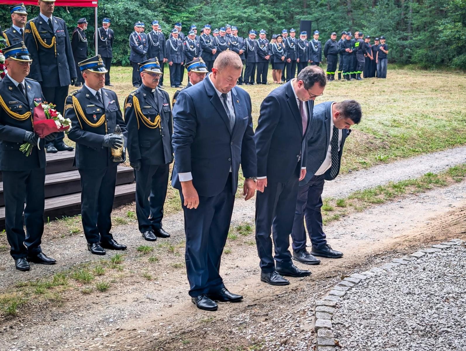 Zdjęcie w galerii na portalu naszraciborz.pl: 34. rocznica pożaru lasów. Hołd dla strażaków, którzy zginęli w walce z żywiołem wiadomości z regionu