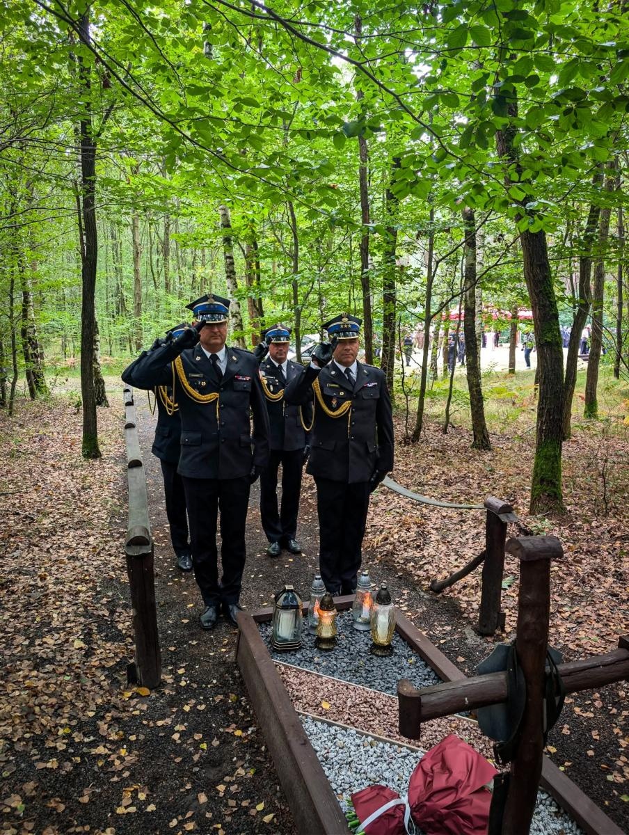 Zdjęcie w galerii na portalu naszraciborz.pl: 34. rocznica pożaru lasów. Hołd dla strażaków, którzy zginęli w walce z żywiołem wiadomości z regionu