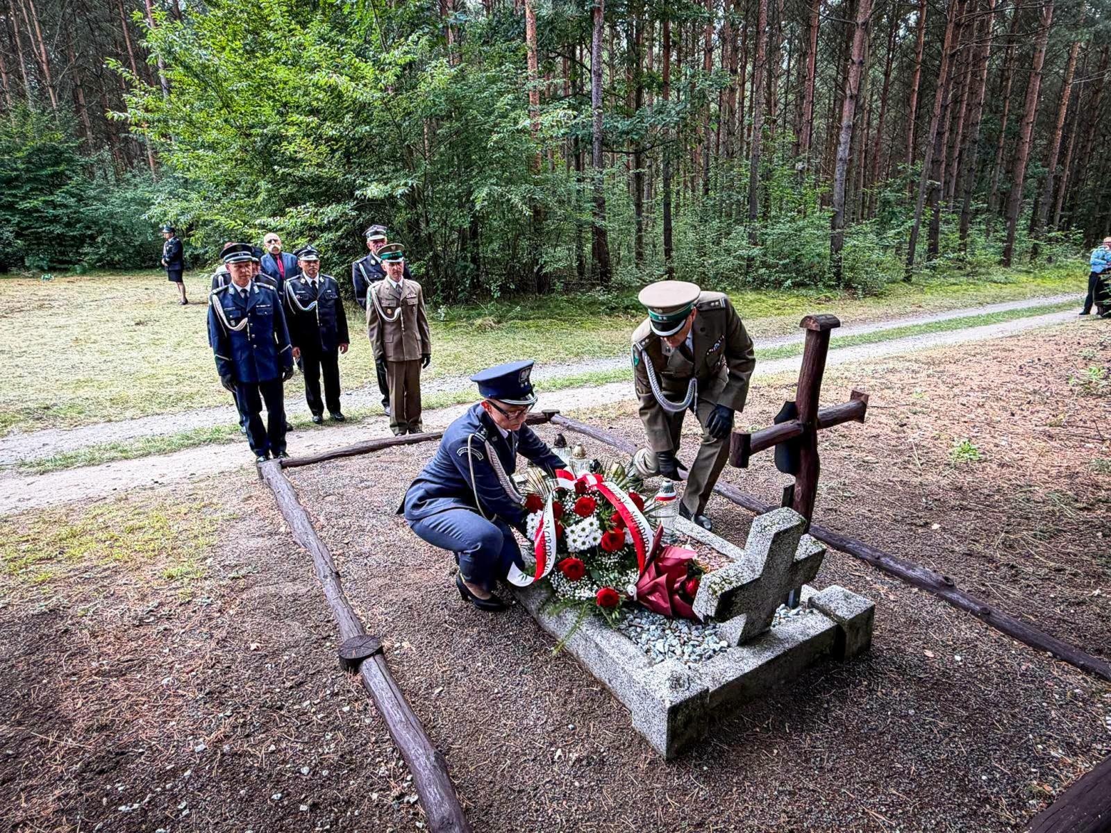 Zdjęcie w galerii na portalu naszraciborz.pl: 34. rocznica pożaru lasów. Hołd dla strażaków, którzy zginęli w walce z żywiołem wiadomości z regionu