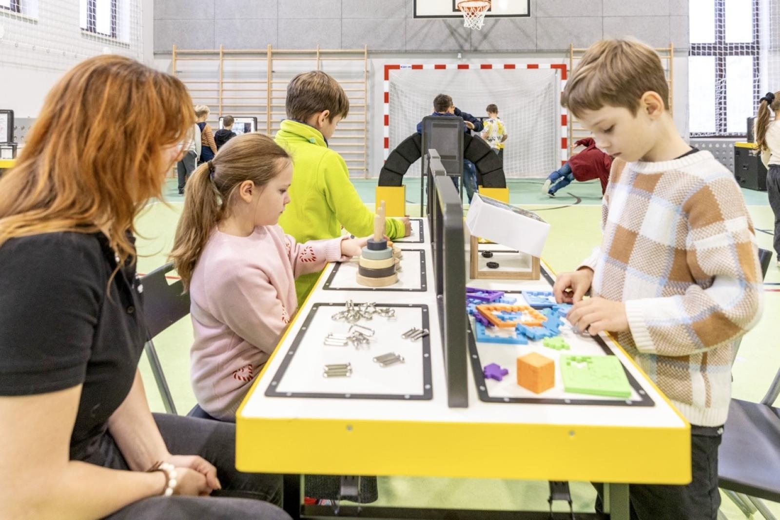 Zdjęcie w galerii na portalu naszraciborz.pl: Matematyczna wystawa Kopernika na Festiwalu Odkrywców w Raciborzu wiadomości z regionu