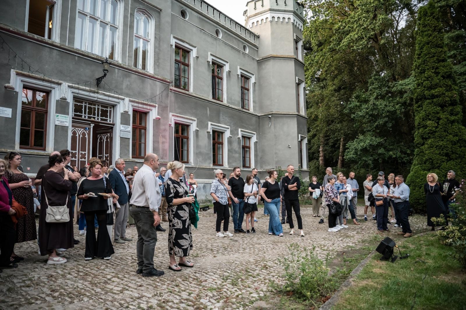 Zdjęcie w galerii na portalu naszraciborz.pl: Ponad 120 gości odkrywało tajemnice pałacu w Modzurowie [FOTO i WIDEO] wiadomości z regionu